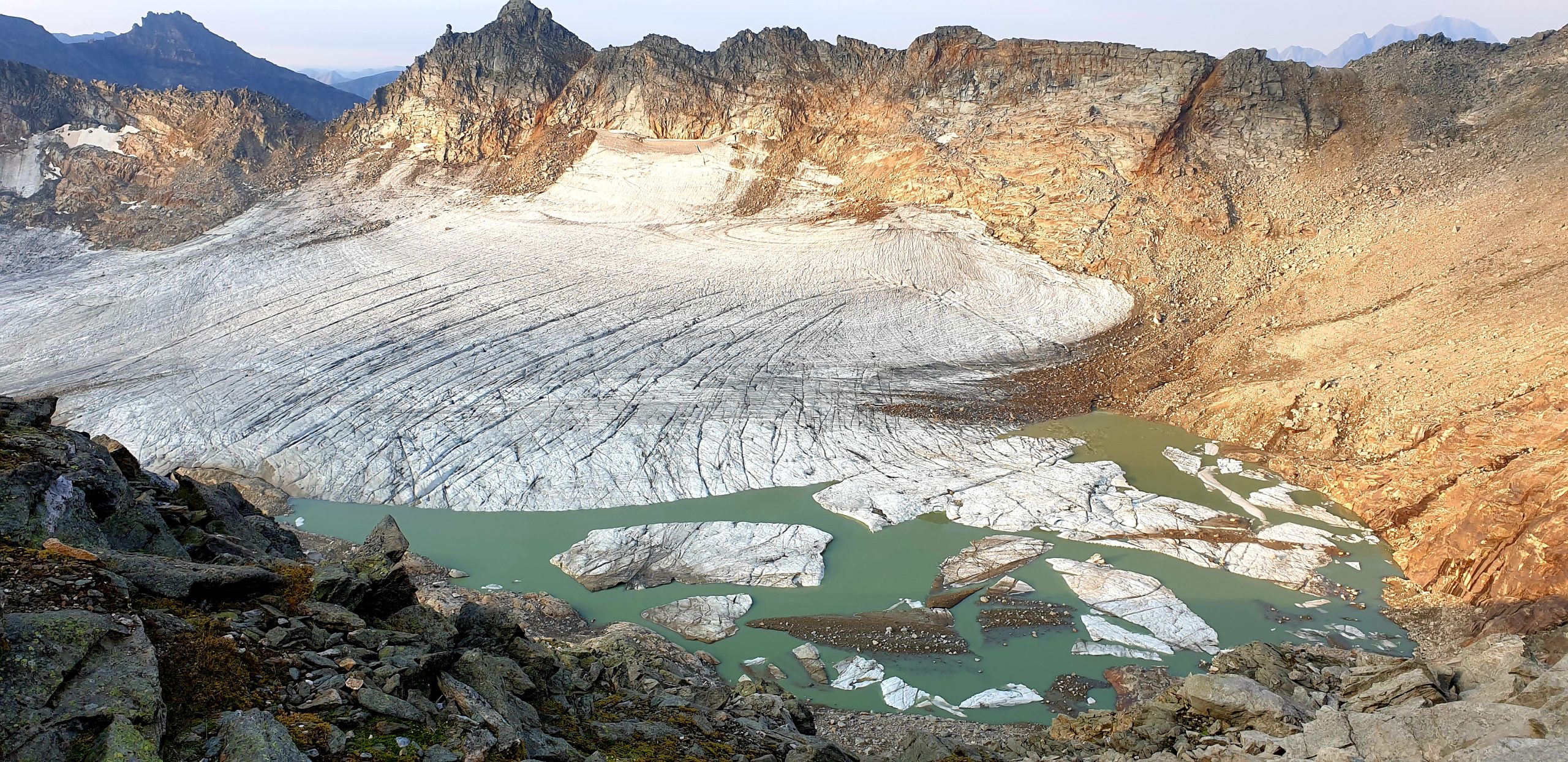 Bild mit Gletscher und Bergen